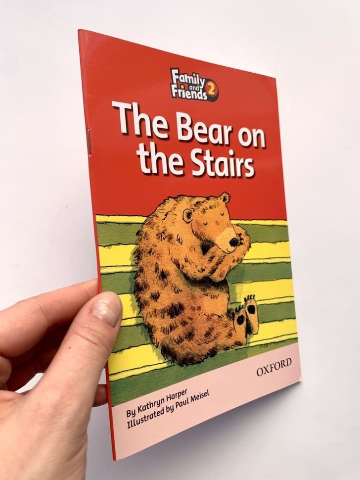 Family and Friends 2 Readers. The Bear On The Stairs. Медведь на лестнице