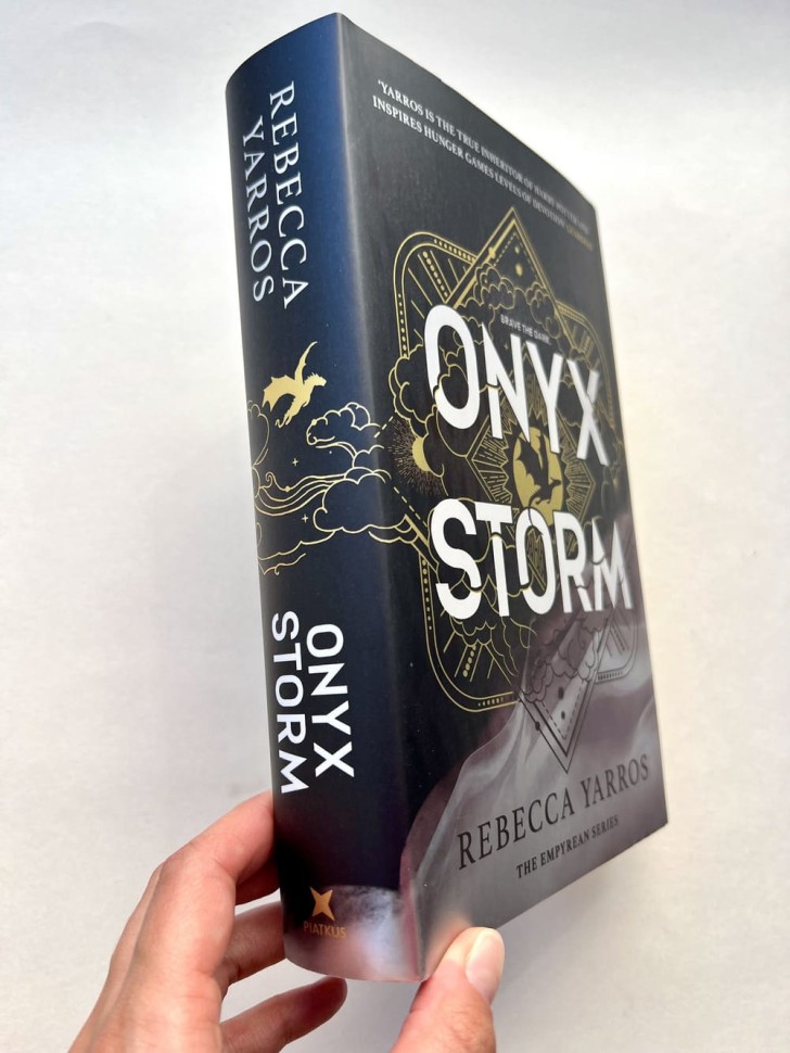 Onyx Storm. Ониксовый шторм Onyx Storm. Ониксовый шторм